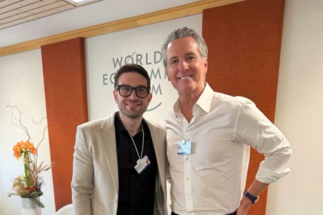 Gavin Newsom foi criticado quando uma foto dele posando com Alex Soros e Gavin Newsom posam para foto no Fórum Econômico Mundial.