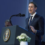 ARQUIVO - Nesta foto de arquivo de 2 de abril de 2020, o conselheiro da Casa Branca Jared Kushner fala sobre o coronavírus na Sala de Briefing de Imprensa James Brady da Casa Branca, em Washington. A Casa Branca disse na segunda-feira, 6 de abril, que alguns estados estão a solicitar muito mais fornecimentos médicos do que o necessário para combater a pandemia do coronavírus, resistindo às críticas de que a distribuição de equipamento vital tem sido caótica. “Em alguns casos, as pessoas solicitam 10 vezes mais do que realmente precisam”, disse Kushner, segundo áudio obtido pela Associated Press. (Foto AP / Alex Brandon, arquivo)