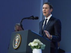 Gaza será a última vítima da fraude da família Trump ARQUIVO - Nesta foto de arquivo de 2 de abril de 2020, o conselheiro da Casa Branca Jared Kushner fala sobre o coronavírus na Sala de Briefing de Imprensa James Brady da Casa Branca, em Washington. A Casa Branca disse na segunda-feira, 6 de abril, que alguns estados estão a solicitar muito mais fornecimentos médicos do que o necessário para combater a pandemia do coronavírus, resistindo às críticas de que a distribuição de equipamento vital tem sido caótica. “Em alguns casos, as pessoas solicitam 10 vezes mais do que realmente precisam”, disse Kushner, segundo áudio obtido pela Associated Press. (Foto AP / Alex Brandon, arquivo)