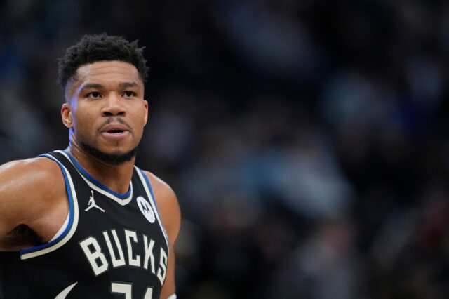 Giannis Antetokounmpo sofre lesão em meio a rumores comerciais
