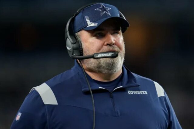 Mike McCarthy, técnico do Dallas Cowboys, olhando da linha lateral.