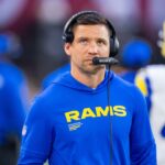 O coordenador defensivo do Rams, Chris Shula.