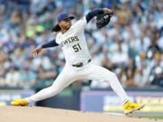 Gigantes previstos para conseguir uma grande negociação fora de temporada por US $ 15 milhões Milwaukee Brewers pitcher Freddy Peralta