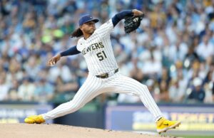 Gigantes previstos para conseguir uma grande negociação fora de temporada por US $ 15 milhões Milwaukee Brewers pitcher Freddy Peralta