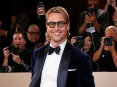 Glen Powell posa sozinho no Globo de Ouro em meio ao romance de Michelle Randolph Brittany Snow Red Carpet Chegada ao Globo de Ouro 2026