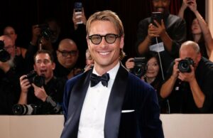 Glen Powell posa sozinho no Globo de Ouro em meio ao romance de Michelle Randolph Brittany Snow Red Carpet Chegada ao Globo de Ouro 2026