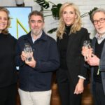 Globo de Ouro homenageia os vencedores do prêmio de documentário Eugene Jarecki e Ross McElwee