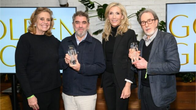 Globo de Ouro homenageia os vencedores do prêmio de documentário Eugene Jarecki e Ross McElwee
