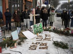 Governador de Minnesota quer que agentes federais de imigração sejam afastados após a morte de Pretti Pessoas participam de uma manifestação anti-ICE no domingo, 25 de janeiro de 2026, em Minneapolis. (Foto AP/Jack Brook)