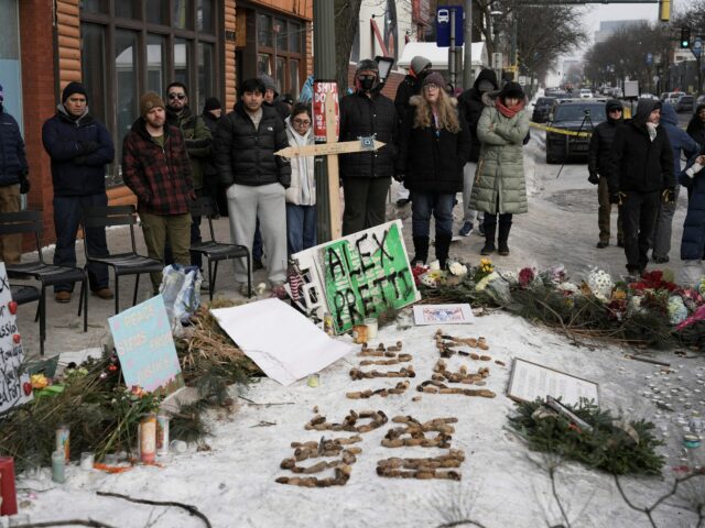 Governador de Minnesota quer que agentes federais de imigração sejam Pessoas participam de uma manifestação anti-ICE no domingo, 25 de janeiro de 2026, em Minneapolis. (Foto AP/Jack Brook)