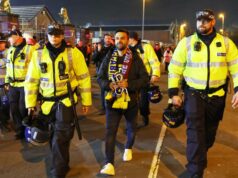 Governo do Reino Unido insta oficial da polícia a renunciar devido à proibição de torcedores de futebol do Maccabi Tel Aviv Governo do Reino Unido insta oficial da polícia a renunciar devido à proibição de torcedores de futebol do Maccabi Tel Aviv