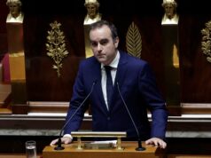 Governo francês sobrevive a votos de desconfiança Governo francês sobrevive a votos de desconfiança