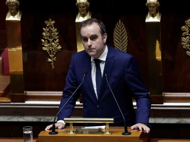 Governo francês sobrevive a votos de desconfiança
