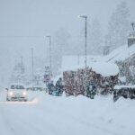 Um carro passa pela neve como em Alford, Aberdeenshire, ontem