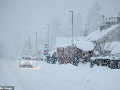 Grã-Bretanha em alerta máximo para neve e gelo enquanto a tempestade Goretti se aproxima: os passageiros enfrentam jornadas traiçoeiras enquanto a tempestade traz até 20 centímetros de neve HOJE Um carro passa pela neve como em Alford, Aberdeenshire, ontem