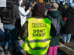 Graças a Trump, somos vistos como sinistros, egoístas, indisciplinados e na garganta de todos Uma grande multidão se reúne no local onde agentes federais atiraram fatalmente em Alex Pretti em Minneapolis.