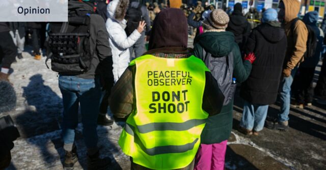 Uma grande multidão se reúne no local onde agentes federais atiraram fatalmente em Alex Pretti em Minneapolis. 
