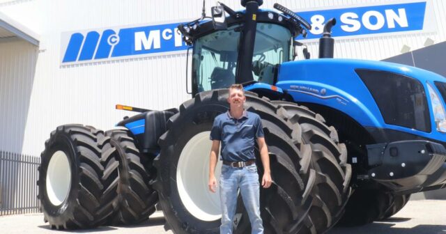 Graingrower está se preparando para rasgar profundamente com a entrega de um grande trator azul

