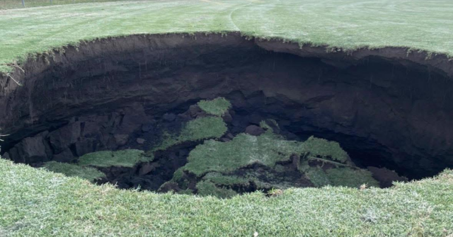 Grande buraco se abre no popular campo de futebol de Melbourne
