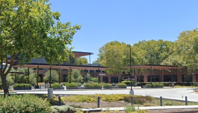 Grande centro de tecnologia é comprado em sinal de esperança Campus tecnológico de Mountain View com endereços de 301 a 381 East Evelyn Avenue, área de entrada, conforme visto em junho de 2025. (Google Maps)