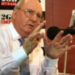 O veterano locutor Alan Jones foi acusado de agredir indecentemente vários jovens.