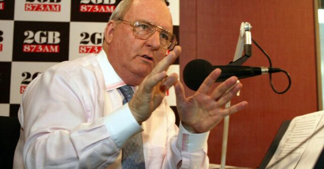 Grande chamada sobre suposto abuso sexual do ex-atleta de choque O veterano locutor Alan Jones foi acusado de agredir indecentemente vários jovens.