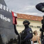 Grande número de policiais carregando armas pesadas para patrulhar a série Sydney Ashes