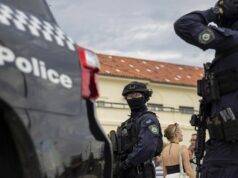 Grande número de policiais carregando armas pesadas para patrulhar a série Sydney Ashes Grande número de policiais carregando armas pesadas para patrulhar a série Sydney Ashes