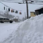 Tráfego passa por neve acumulada em Lowville, NY