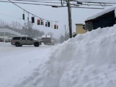 Grande tempestade de neve fazendo com que vários programas da NCAA nos EUA alterassem as programações Tráfego passa por neve acumulada em Lowville, NY