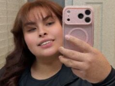 Grávida de 24 anos morta tragicamente por motorista DUI em Anaheim: policiais Bianca Esquivel, uma mulher de 24 anos com cabelos castanho-avermelhados e franja, sorri enquanto tira uma selfie com um celular rosa.