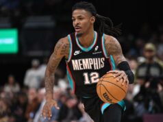 Grizzlies abertos a negociar Ja Morant em possível surpresa da NBA Ja Morant, do Memphis Grizzlies, segura a bola durante a prorrogação contra o Philadelphia 76ers.