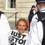 Arthur Clifton, 25 anos, com formação privada, é um dos principais organizadores do grupo anticapitalista Take Back Power e frequentou a Latymer Upper School, uma das melhores escolas públicas do país.