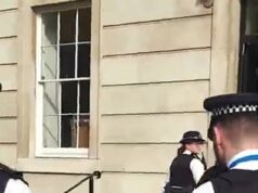 Grupo anticapitalista que jogou creme nas joias da coroa ‘planeja furtos em massa em Waitrose’ Arthur Clifton, 25 anos, com formação privada, é um dos principais organizadores do grupo anticapitalista Take Back Power e frequentou a Latymer Upper School, uma das melhores escolas públicas do país.