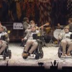 Grupo de carnaval espanhol se veste como Stephen Hawking e anda em cadeiras de rodas em uma performance bizarra para aumentar a conscientização sobre a ELA