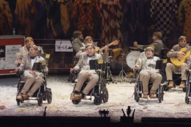 Grupo de carnaval espanhol se veste como Stephen Hawking e anda em cadeiras de rodas em uma performance bizarra para aumentar a conscientização sobre a ELA
