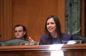 Grupo multipartidário de senadores dos EUA pressiona por ‘ação urgente’ contra o aumento do jogo esportivo juvenil Senadora do Alabama, Katie Britt. O senador Britt lidera pressão bipartidária para proteger os jovens do jogo ilegal