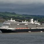 Navio de cruzeiro Holland America Line Nieuw Statendam fundeado no Firth of Forth.