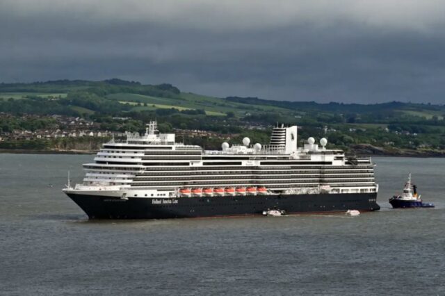 Navio de cruzeiro Holland America Line Nieuw Statendam fundeado no Firth of Forth.