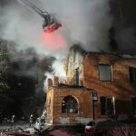 Um edifício na Ucrânia é destruído por um ataque russo.
