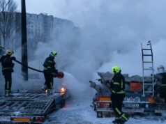 Guerra Rússia-Ucrânia: lista dos principais eventos, dia 1.431 Moradores fazem fila para encher garrafas com água potável durante um apagão de energia depois que infraestrutura civil crítica foi atingida por recentes ataques de mísseis e drones russos, em meio ao ataque da Rússia à Ucrânia, em Kiev, Ucrânia, 24 de janeiro de 2026. REUTERS/Gleb Garanich