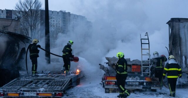 Moradores fazem fila para encher garrafas com água potável durante um apagão de energia depois que infraestrutura civil crítica foi atingida por recentes ataques de mísseis e drones russos, em meio ao ataque da Rússia à Ucrânia, em Kiev, Ucrânia, 24 de janeiro de 2026. REUTERS/Gleb Garanich