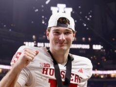 Guia da família do quarterback da Universidade de Indiana, Fernando Mendoza Fernando Mendoza, finalista do Troféu Heisman, reage à entrevista viral pós-jogo