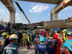Guindaste de construção cai em trem em movimento na Tailândia, matando dezenas Guindaste de construção cai em trem em movimento na Tailândia, matando dezenas