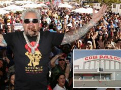 Guy Fieri aumentando a temperatura com porta traseira gratuita do Super Bowl Guy Fieri posando com fãs com os braços estendidos em um evento ao ar livre.
