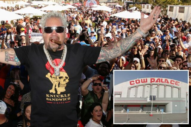 Guy Fieri posando com fãs com os braços estendidos em um evento ao ar livre.