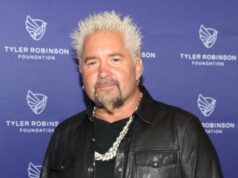 Guy Fieri compartilha atualizações de saúde depois que a hospitalização o deixou em uma cadeira de rodas Guy Fieri detalha o momento estressante que preparou para Al Pacino na casa de Sylvester Stallone