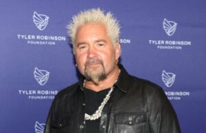 Guy Fieri compartilha atualizações de saúde depois que a hospitalização o deixou em uma cadeira de rodas Guy Fieri detalha o momento estressante que preparou para Al Pacino na casa de Sylvester Stallone