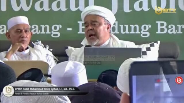 Habib Rizieq mostra o material 'Mens Rea' de Pandji Pragiwaksono Habib Rizieq mostra o material 'Mens Rea' de Pandji Pragiwaksono sobre oração: Você é um comediante, não um clérigo
