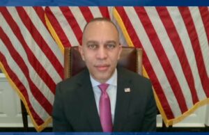 Hakeem Jeffries compara ‘CBS Evening News’ com LindellTV após a cobertura do aniversário de 6 de janeiro de Tony Dokoupil | Vídeo Bari Weiss e David Ellison